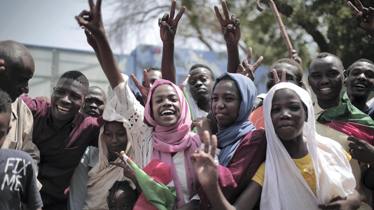 Sudanese women and men celebrate in Khartoum on 17 August 2019 after generals and protest leaders signed a transitional constitution. AFP.