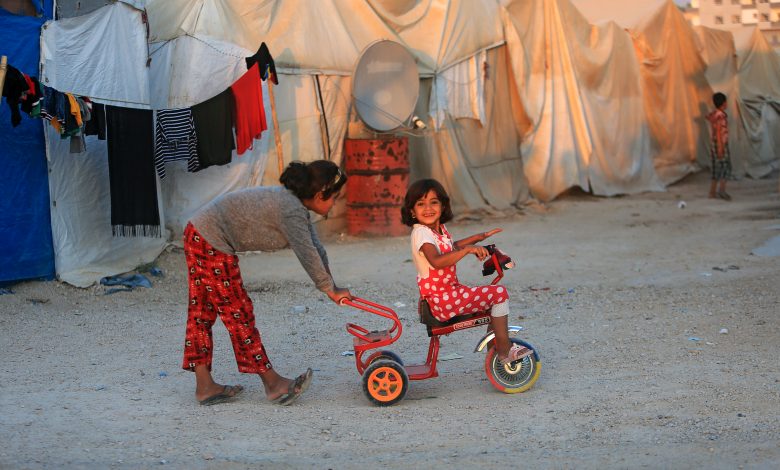 أطفال عراقيون نازحون من الأقلية الإيزيدية ممن فروا من مدينة سنجار يلعبون بمخيم شاريا في تخوم محافظة دهوك، 30 يوليو، 2019. رويترز، آري جلال.