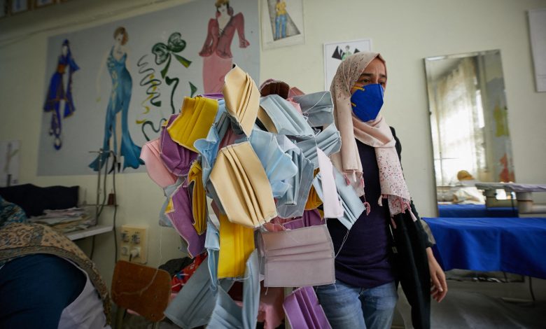 ورشة خياطة تنتج أقنعة واقية تستخدم مروة واحدة لمكافحة انتشار جائحة كوفيد-19، مدينة الجزائر، الجزائر، 31 مارس 2020. رويترز، لويزا عمي\أباكا.