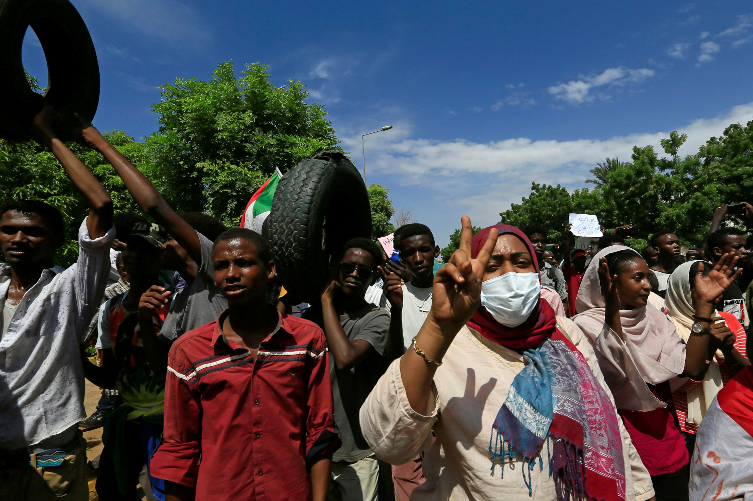 متظاهرون سودانيون بمسيرة في الذكرى الأولى لإبرام الصفقة الانتقالية لمشاركة السلطة مطالبين بتسريع عملية الإصلاح السياسي، الخرطوم، السودان، 17 أغسطس 2020. رويترز، محمد نور الدين عبدالله.