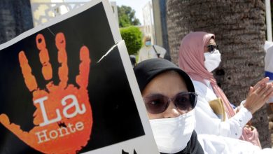 عاملون بالقطاع الصحي يتظاهرون للمطالبة برواتب أعلى وظروف عمل أفضل، الرباط، المغرب، 9 سبتمبر 2020. رويترز، يوسف بودلال.
