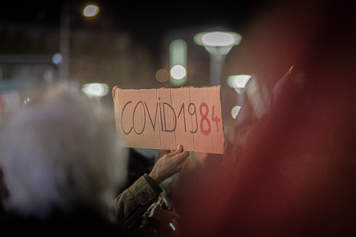 لافتة مكتوب عليها كوفيد 1984 نسبة لرواية الكاتب جورج أورويل بمسيرة الحريات المناهضة لقانون الأمن الشامل، مدينة بربينيا، فرنسا، 3 ديسمبر 2020. رويترز، إدهير باها\هانز لوكاس.