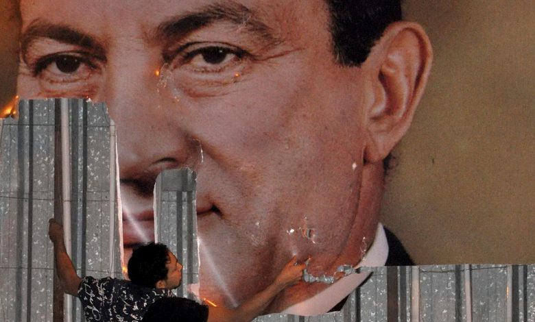 An anti-government protester defaces a picture of Egypt's President Hosni Mubarak in Alexandria, north of Cairo, Egypt, 25 January 2011. Reuters, Stringer, File Photo.