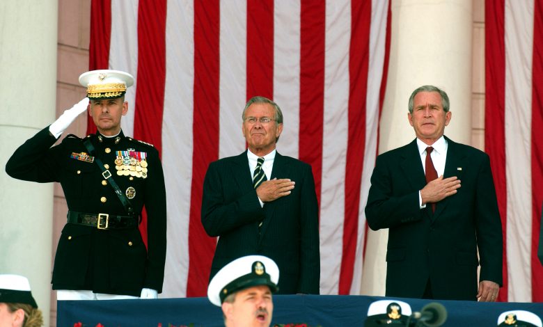 الرئيس الأمريكي الأسبق جورج دبليو بوش مع وزير الدفاع الأسبق دونالد رمسفيلد بالمقبرة الوطنية بأرلينجتون، فيرجينيا، الولايات المتحدة الأمريكية، 29 مايو 2006. رويترز، رون ساش، بول.