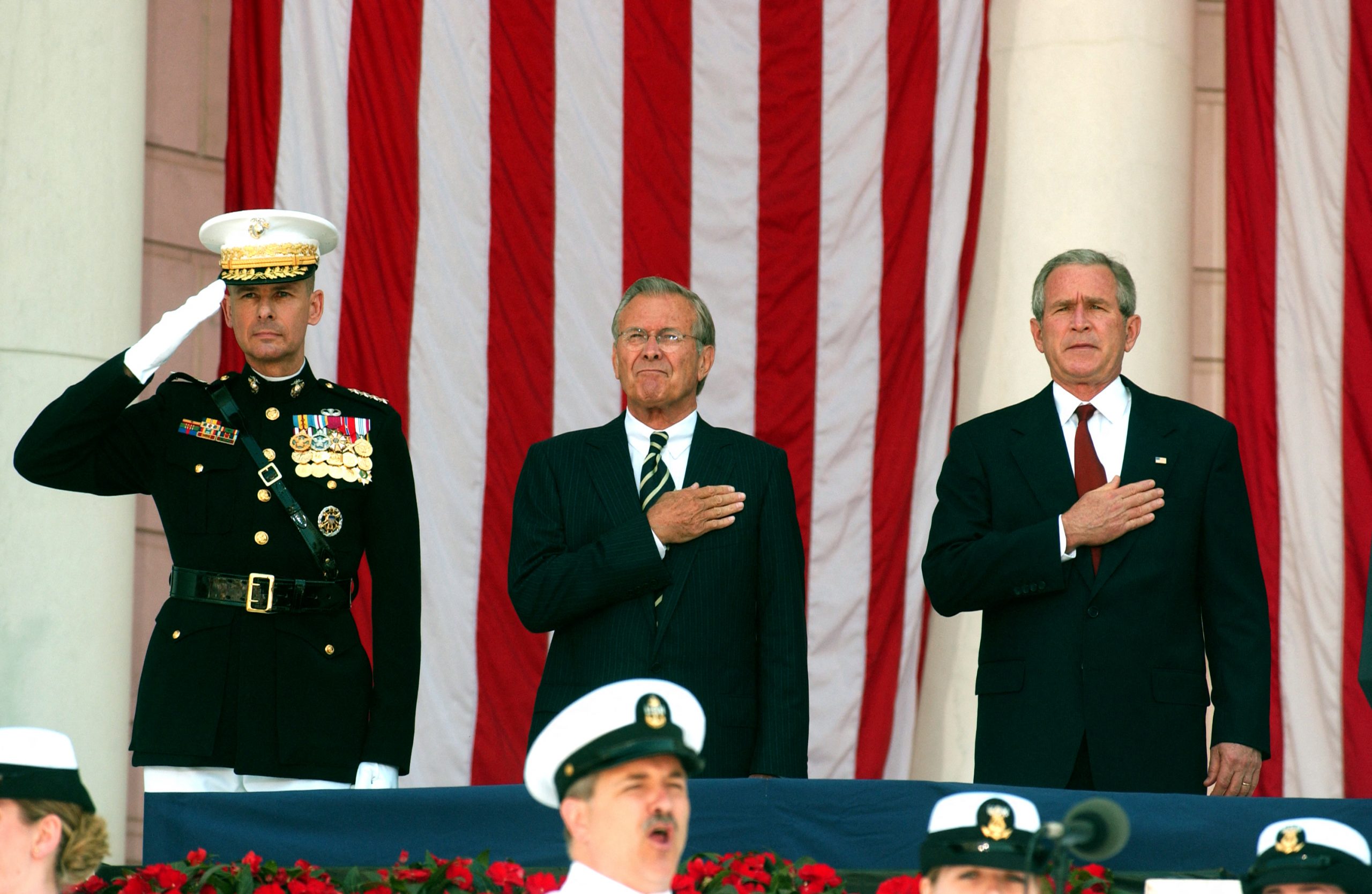 الرئيس الأمريكي الأسبق جورج دبليو بوش مع وزير الدفاع الأسبق دونالد رمسفيلد بالمقبرة الوطنية بأرلينجتون، فيرجينيا، الولايات المتحدة الأمريكية، 29 مايو 2006. رويترز، رون ساش، بول.