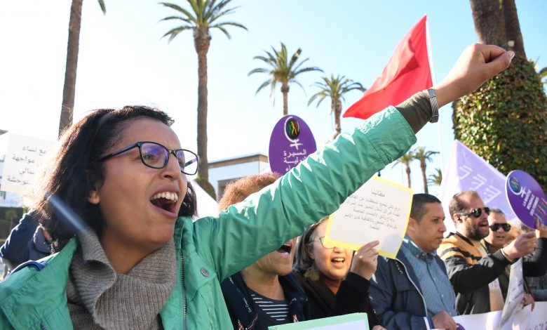 مواطنون يشاركون باعتصام يطالب بحماية حقوق المرأة بمناسبة "اليوم العالمي للمرأة"، الرباط، المغرب، 8 مارس 2020. رويترز، سترينجر/ وكالة أنباء أمريكا اللاتينية.