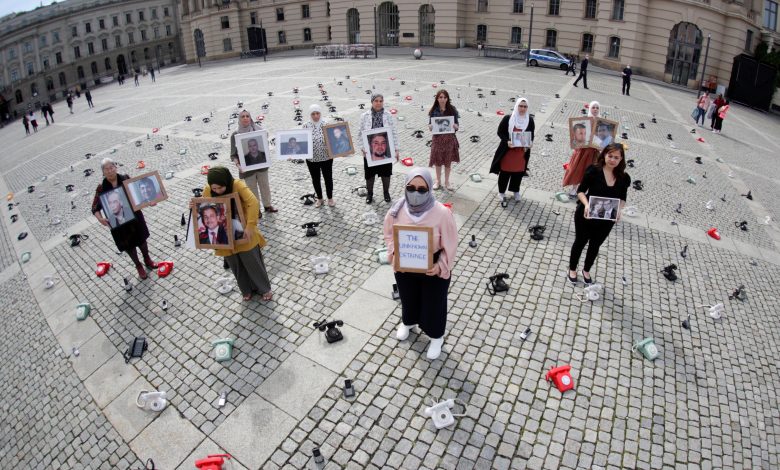 نساء سوريات يحملن صورا ولافتة منادين الحكومات لفعل المزيد من أجل الحصول على معلومات عن المعتقلين في سوريا - برلين، ألمانيا، 28 أغسطس 2021. رويترز، هانيبال هانشكا.