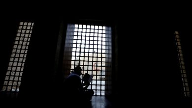 رجل يقرأ القرآن بالجامع الأزهر، القاهرة، مصر، 8 أبريل 2022. رويترز/محمد عبد الغني.