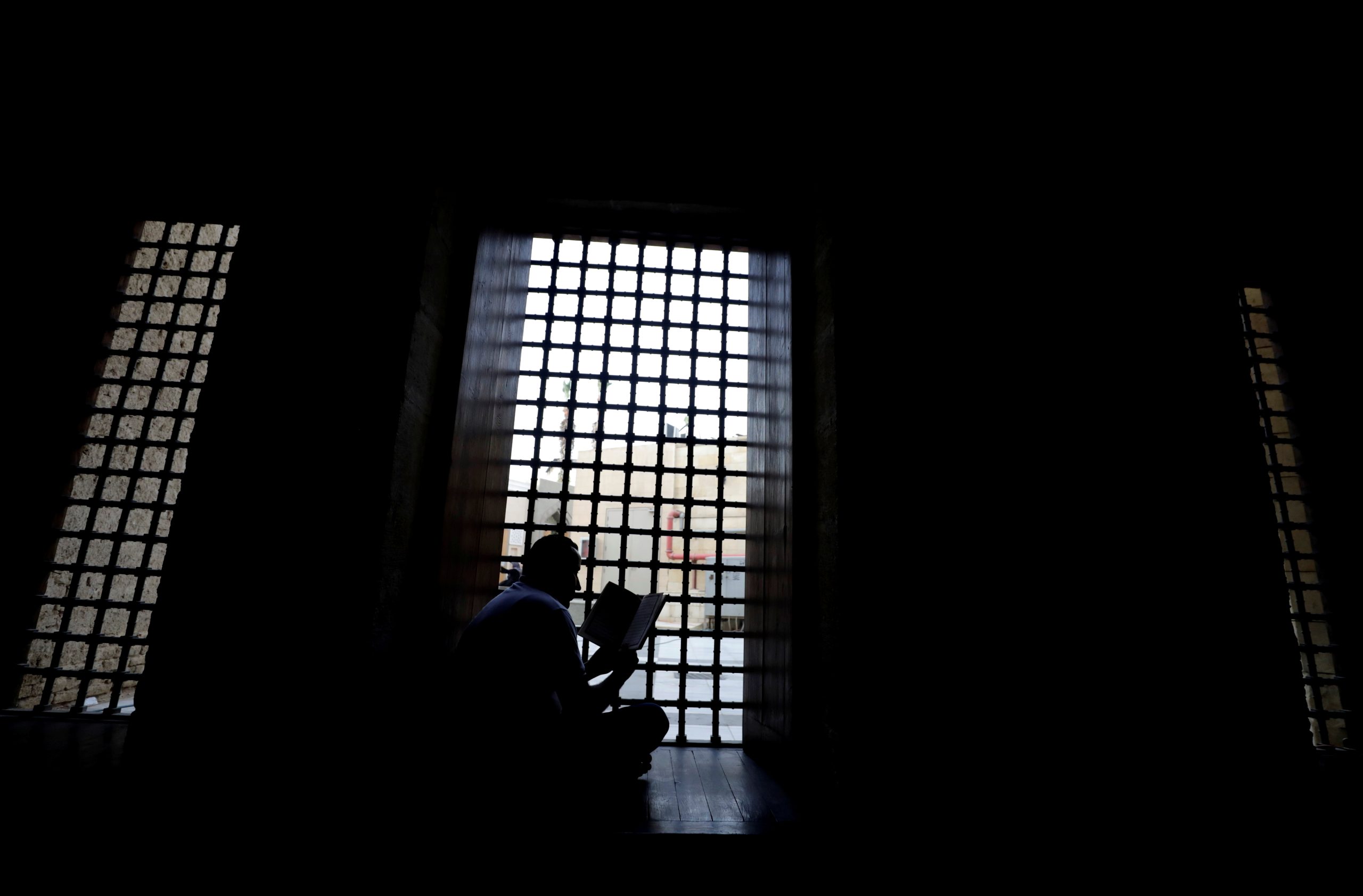 رجل يقرأ القرآن بالجامع الأزهر، القاهرة، مصر، 8 أبريل 2022. رويترز/محمد عبد الغني.