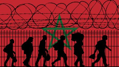 رسم توضيحي للاجئين بالقرب من سياج سلكي أمام علم المغرب. داليوس بارانوسكاس/ألامي عبر رويترز.