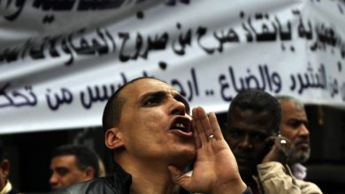 عمال وموظفون مصريون من شركة المشروعات الصناعية والهندسية يشاركون في احتجاج للمطالبة برواتبهم خارج مبنى مجلس الوزراء المصري في القاهرة في ١٤ ديسمبر ٢٠١٤. المصدر: عمرو سيد/ألامي عبر رويترز.