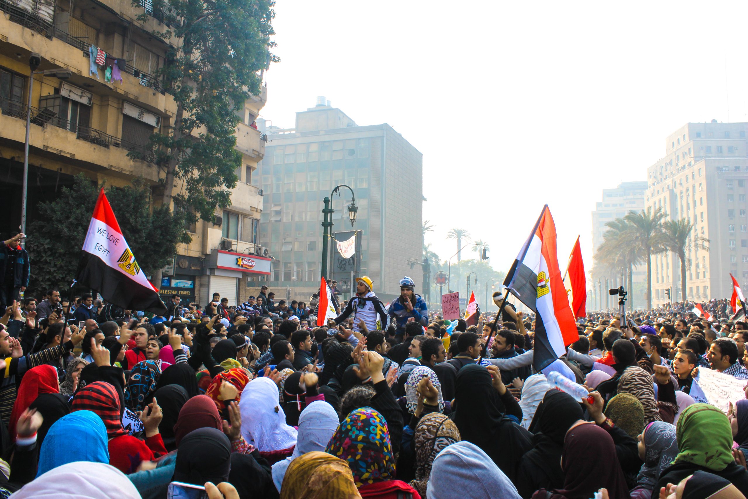 تجمع آلاف المتظاهرين في ميدان التحرير بالقاهرة، مصر، في نوفمبر 2011، 20 مايو 2013. المصدر: هانغ دين عبر شترستوك.