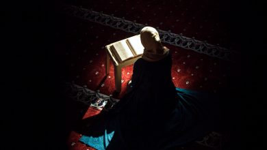 An image of a young woman reading the Quran at a mosque, January 13, 2018. Source: Lenar Musin via Shutterstock.