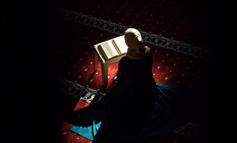 An image of a young woman reading the Quran at a mosque, January 13, 2018. Source: Lenar Musin via Shutterstock.