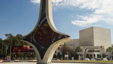 An image of the Damascene Sword monument located in front of the Damascus Opera House, officially known as Dar Al-Assad for Culture and Arts, 15 February 2016. Source: Shutterstock, photo by Goran Safarek.