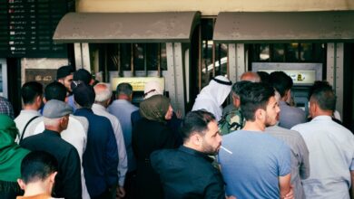 صورة لأشخاص يصطفون في طابور أمام جهاز صراف آلي تابع لبنك سورية التجاري في دمشق، 28 يونيو 2022. المصدر: هانوهِيكي عبر شترستوك.